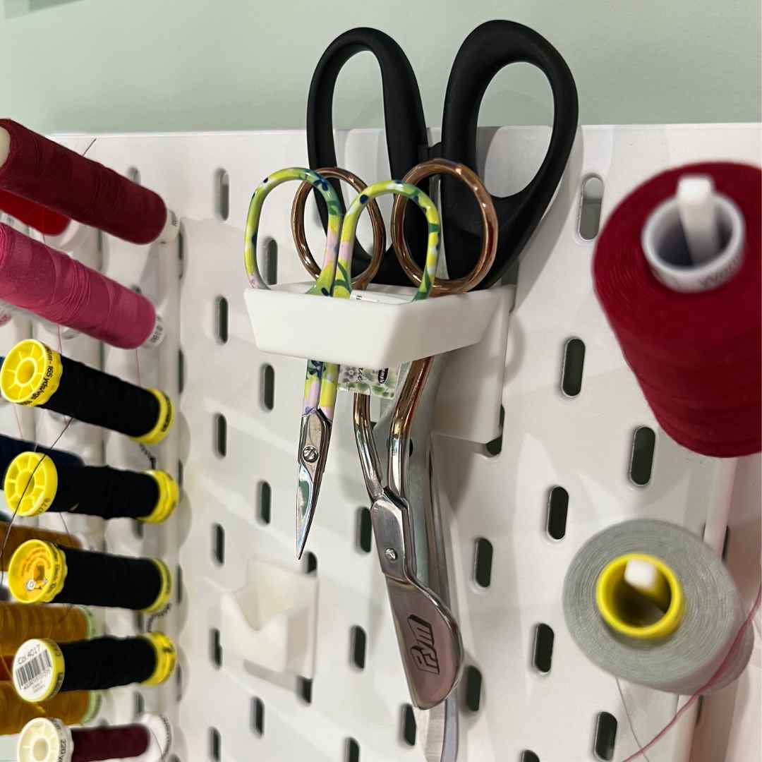 Sakseholder med plass til 3 sakser - til skådis tavle - Lillifixshop Lillifixshop