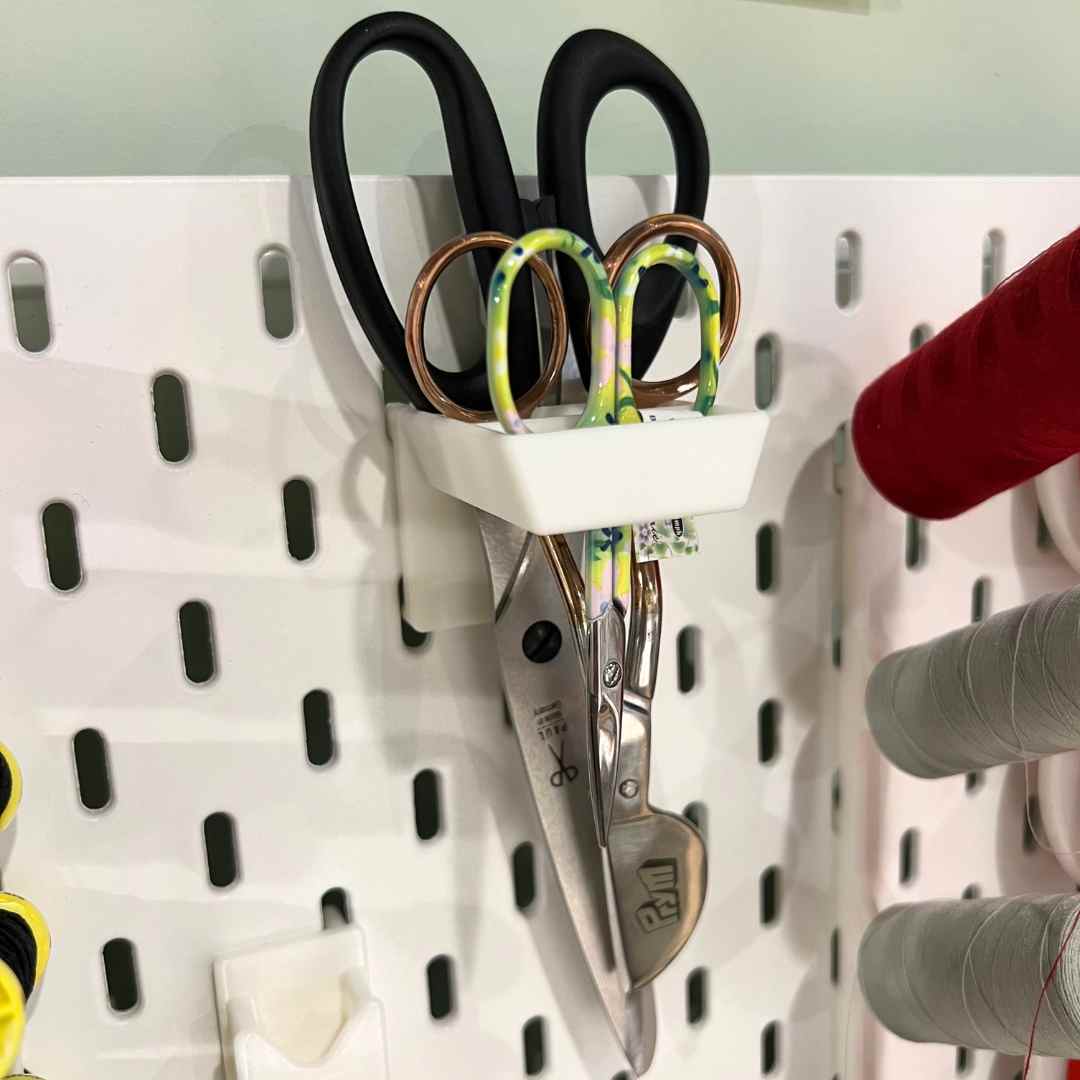 Sakseholder med plass til 3 sakser - til skådis tavle - Lillifixshop Lillifixshop