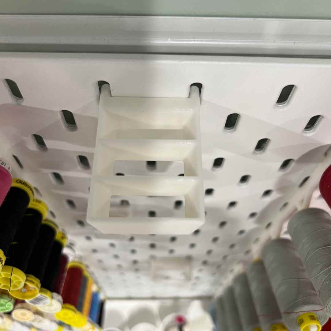 Sakseholder med plass til 3 sakser - til skådis tavle - Lillifixshop Lillifixshop