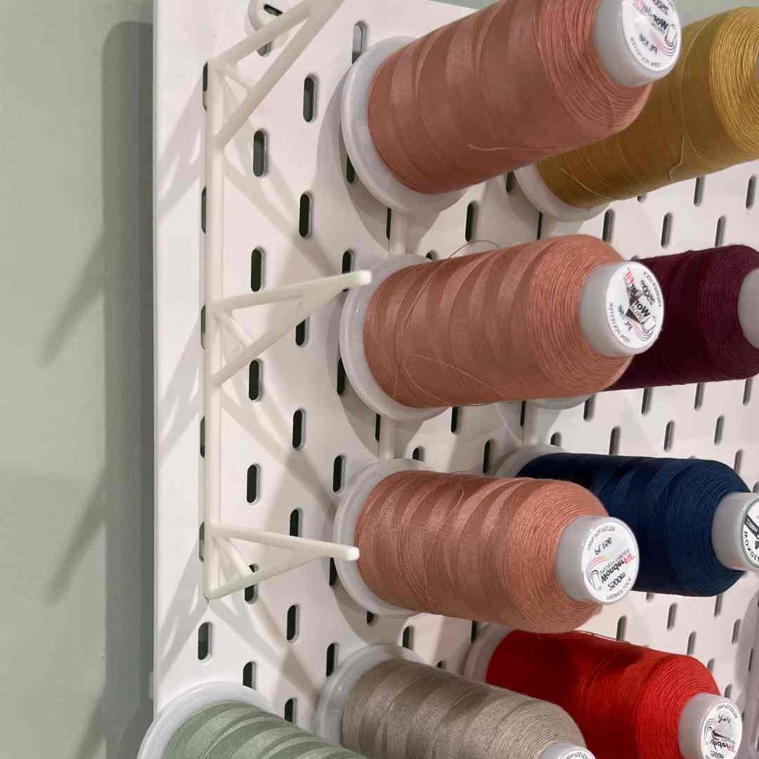 Trådsnelleholder til Skådis tavle - til 3 stk overlocksneller - Lillifixshop Lillifixshop