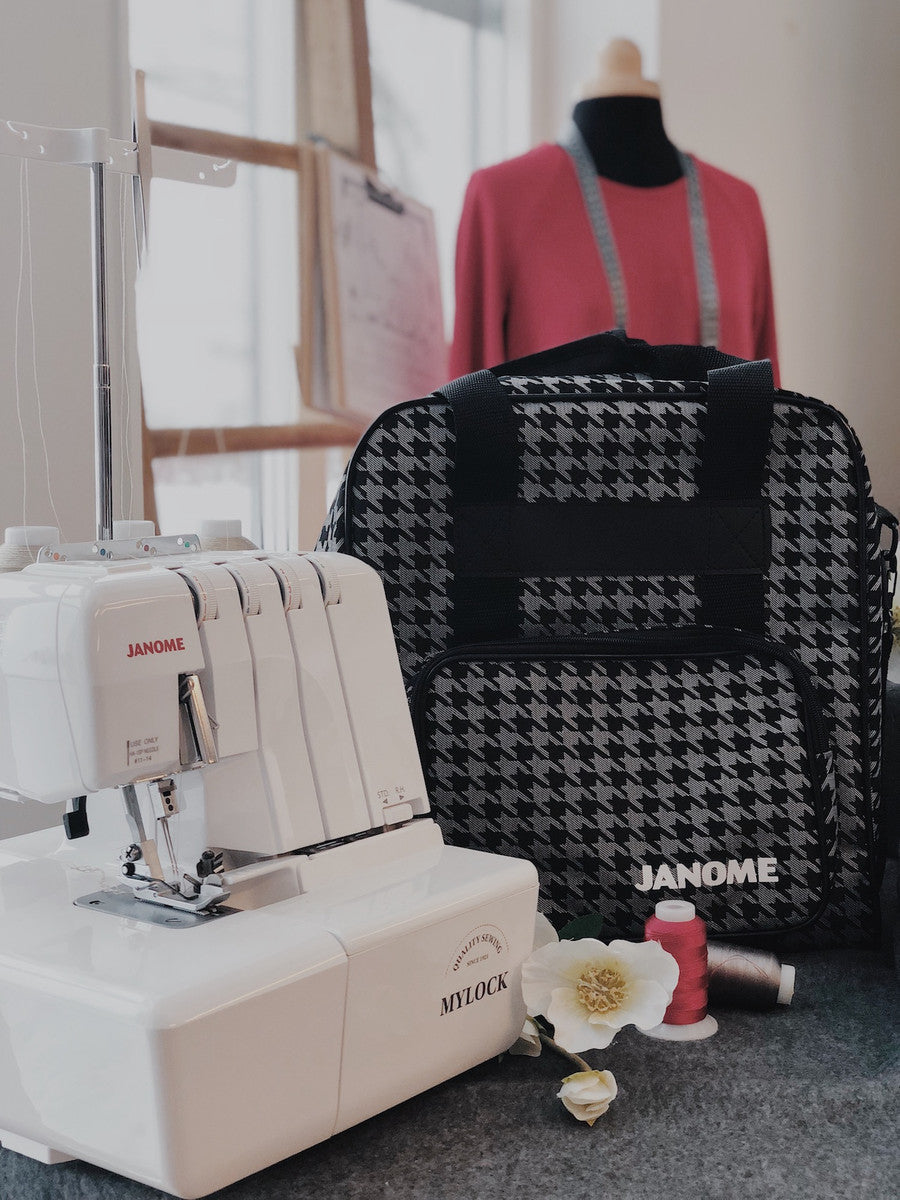 Janome Overlockveske m. skulderrem svart/hvit - Lillifixshop Janome