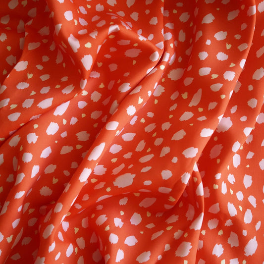 Viskose Satin av Mari Melilot - Dots Rød (Pris pr dm)