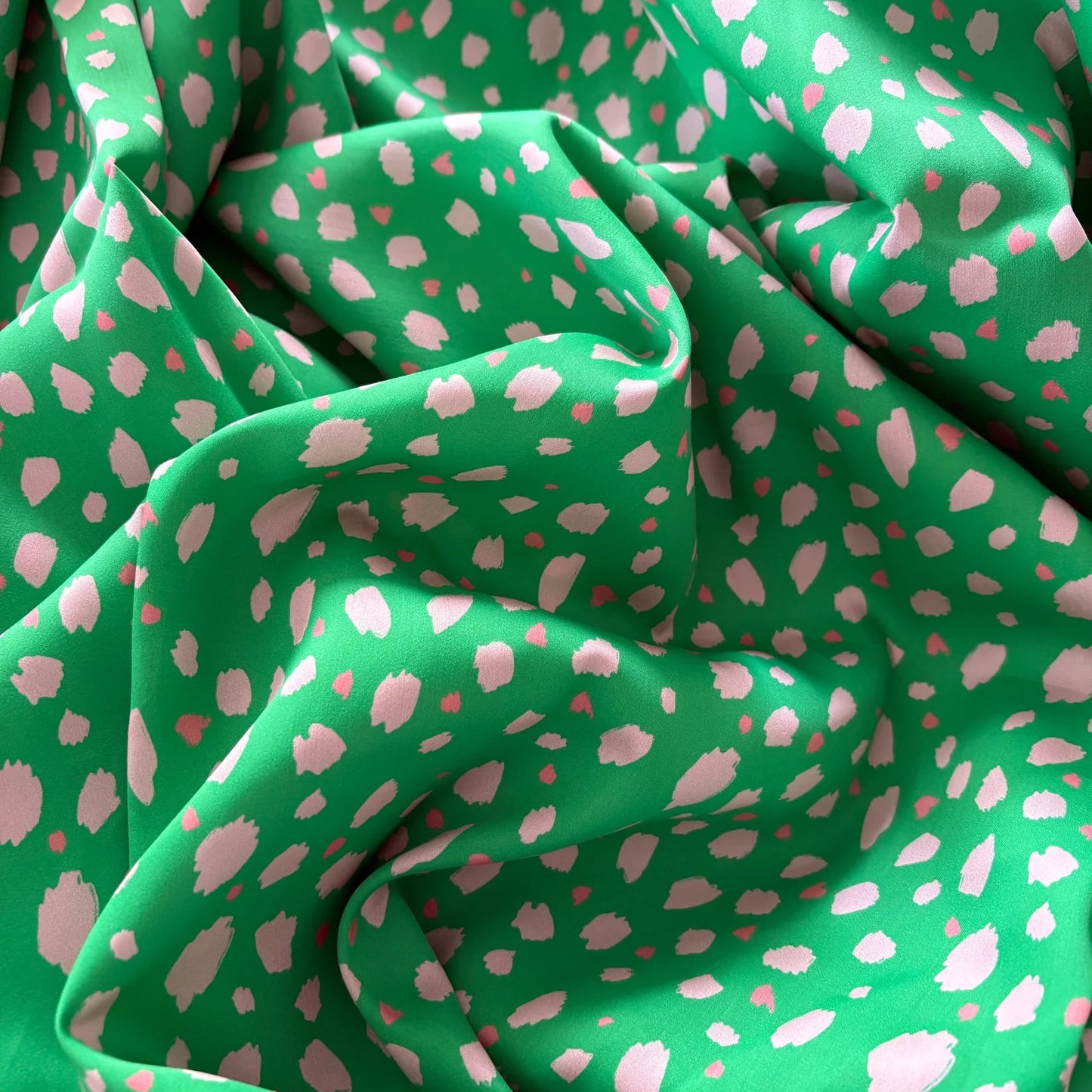 Viskose Satin av Mari Melilot - Dots Grønn (Pris pr dm)