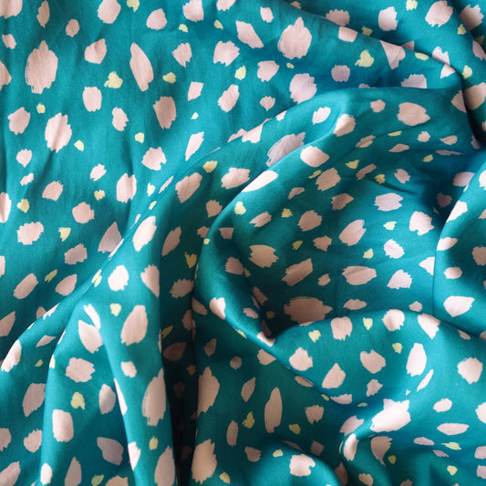 Viskose Satin av Mari Melilot - Dots Petrol (Pris pr dm)