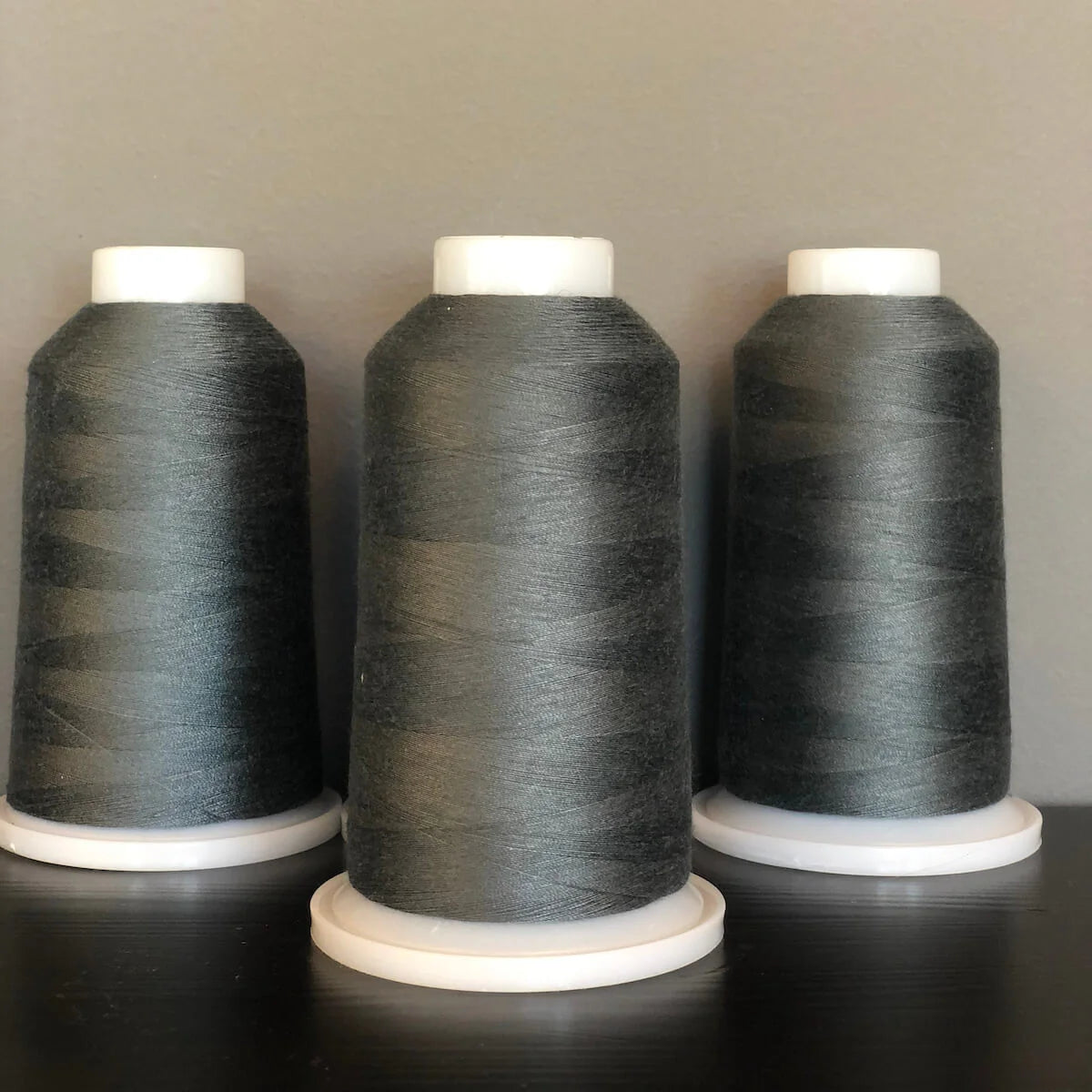 Wonderfil Designer (Gray Asparagus 136) 2500 meter - Overlocktråd
