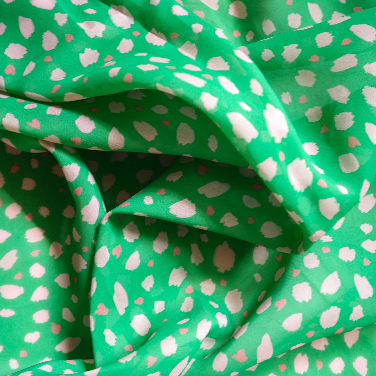 Viskose Georgette av Mari Melilot - Dots Green (Pris pr dm)