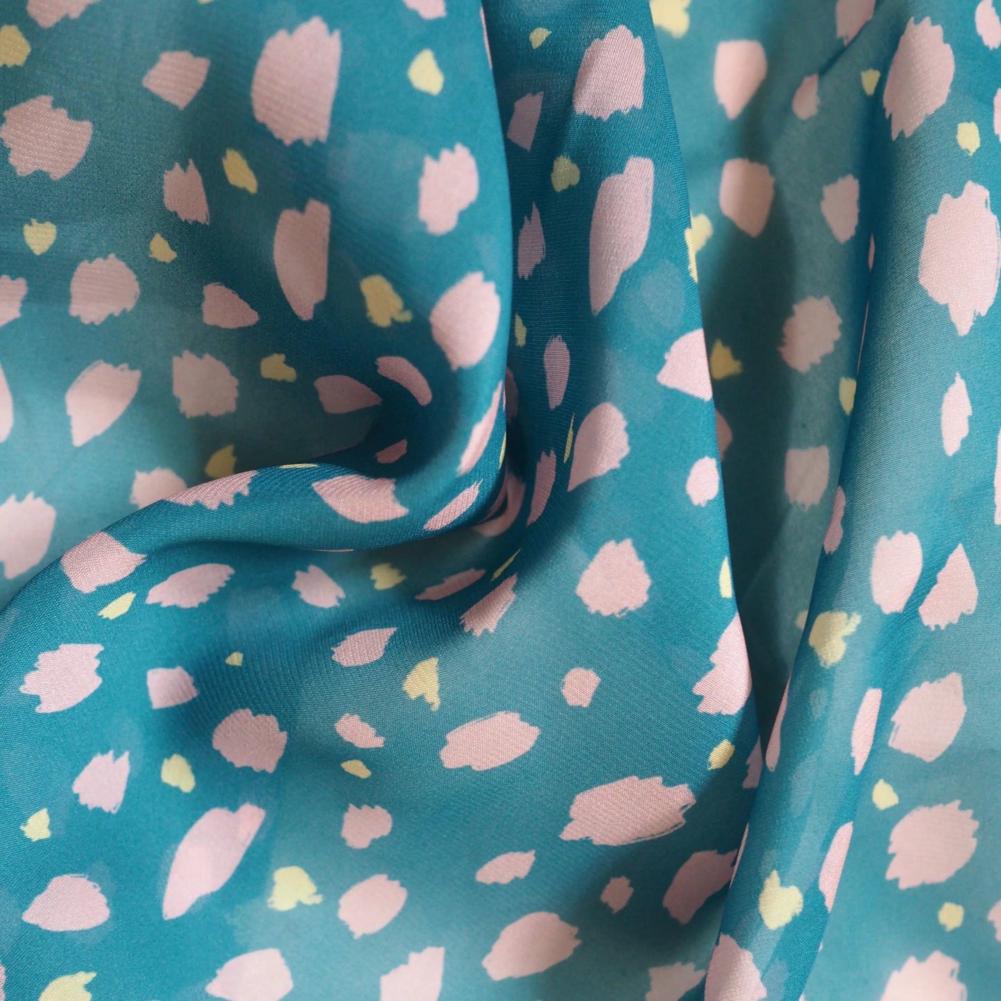 Viskose Georgette av Mari Melilot - Dots Teal (Pris pr dm)