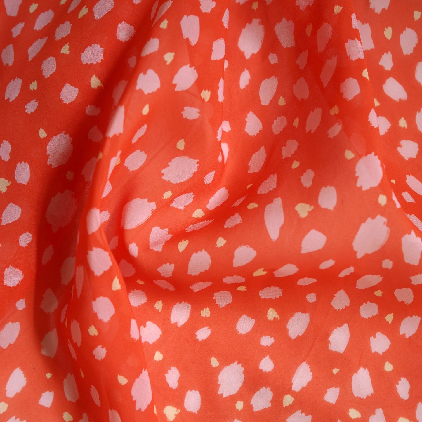 Viskose Georgette av Mari Melilot - Dots Red (Pris pr dm)